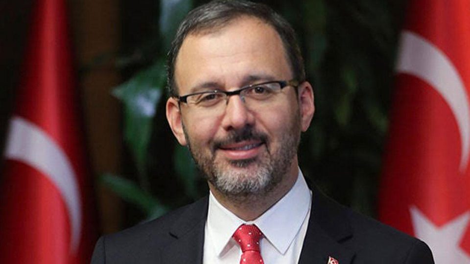 Bakan Kasapoğlu milli yüzücü Defne Taçyıldız’ı tebrik etti