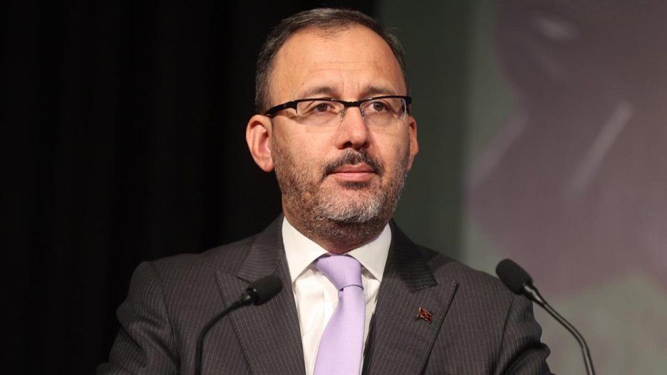 Bakan Kasapoğlu İbrahim Çolak’ı tebrik etti